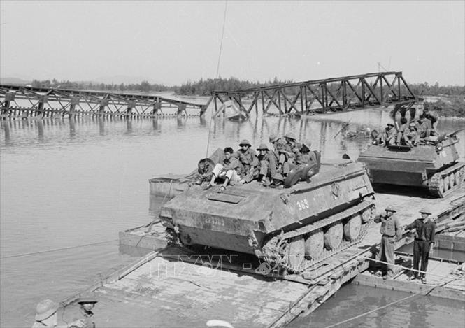 thang 3 xe thiet giap tren duong hanh quan vao giai phong Binh Dinh