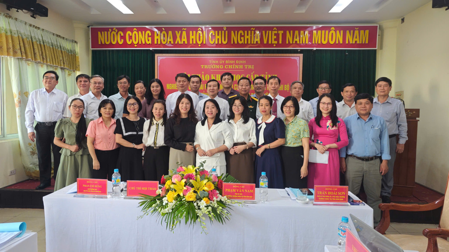 thang 4 hoi thao chi bo dai bieu chup tap the