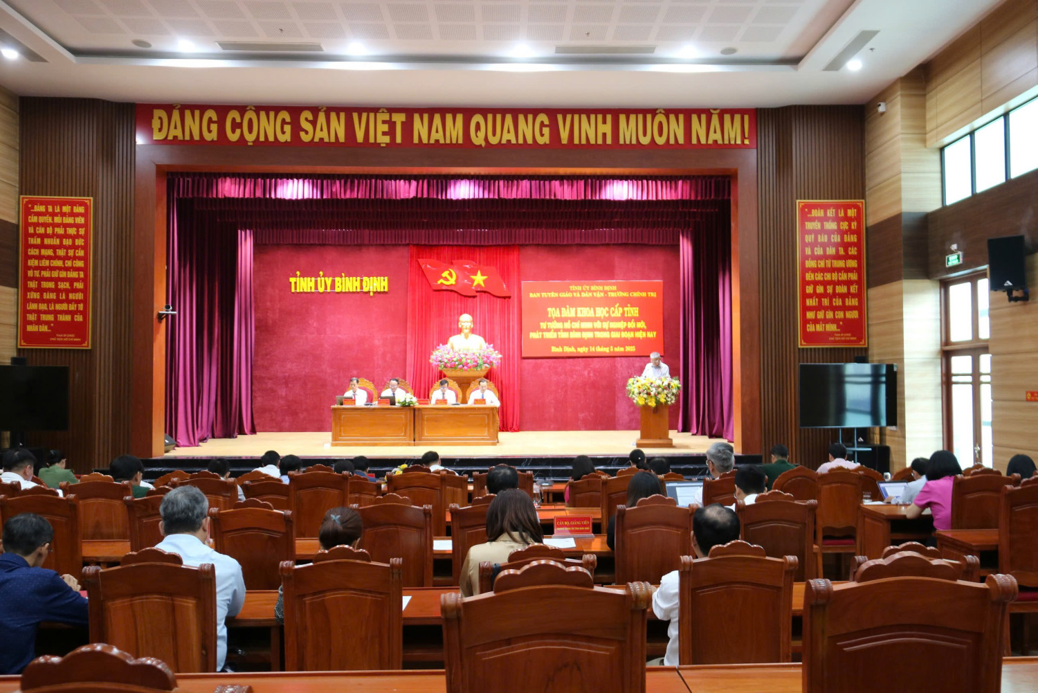 thang 5 Quang cảnh toạ đàm