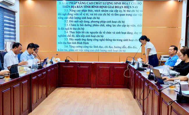 Ảnh 1: Quang cảnh buổi báo cáo