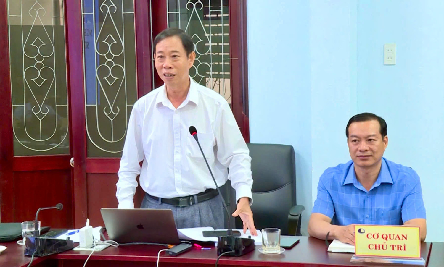 Ảnh 2: Đồng chí Trần Hoài Sơn – Phó Hiệu trưởng, chủ nhiệm đề tài thay mặt nhóm tác giả phát biểu 