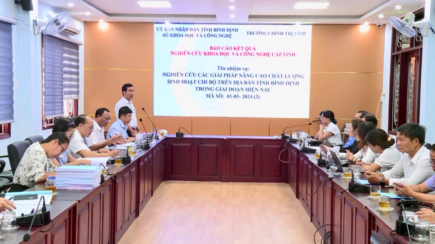 Ảnh 4: Đồng chí Nguyễn Hữu Hà - Phó Giám đốc Sở Khoa học và Công nghệ, Chủ tịch Hội đồng nghiệm thu đánh giá cao kết quả nghiên cứu đề tài