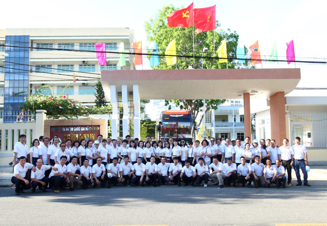 lop cao cap llct k17 binh dinh di thuc te da nang 1