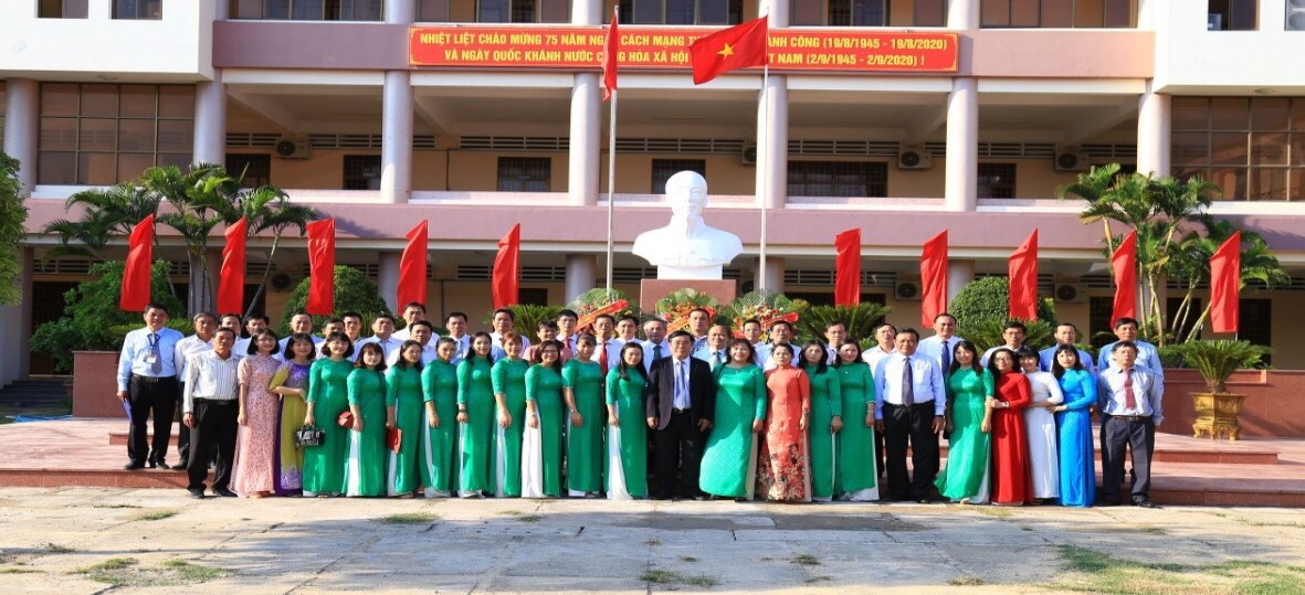 Thường trực Tỉnh uỷ dâng hoa 2-9-2020