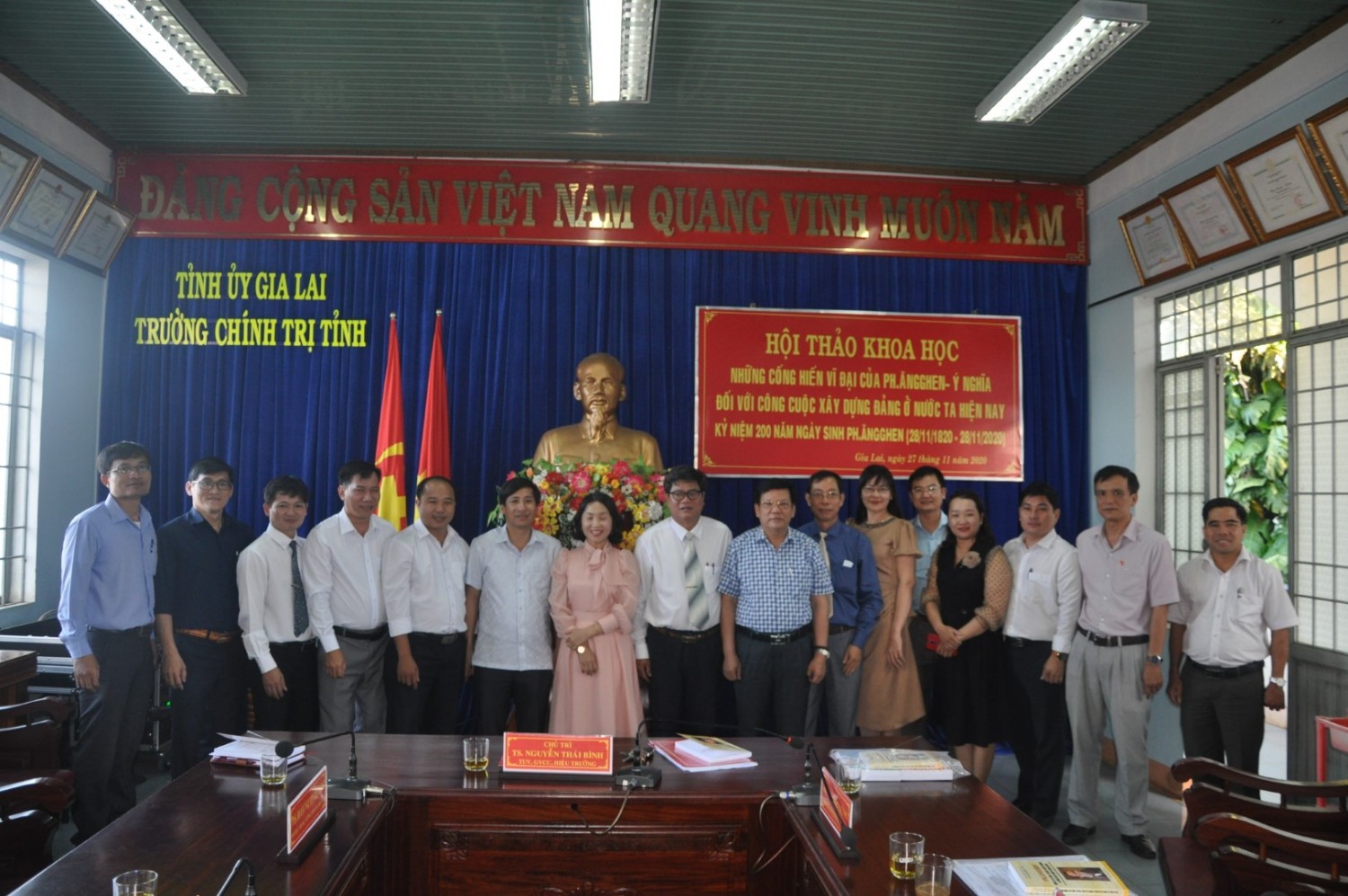 Đại biểu dự Hội thảo chụp ảnh lưu niệm